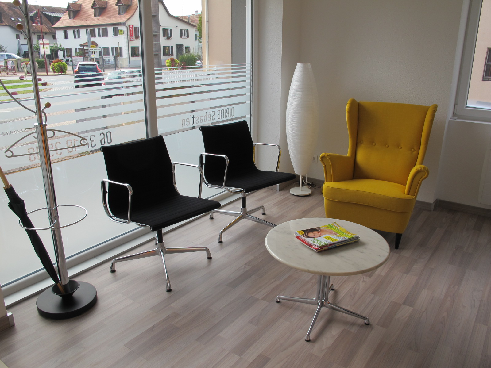 salle attente cabinet ostéopathie acceuil vitra fauteuil ikéa restaurant koenig bartenheim aluchair